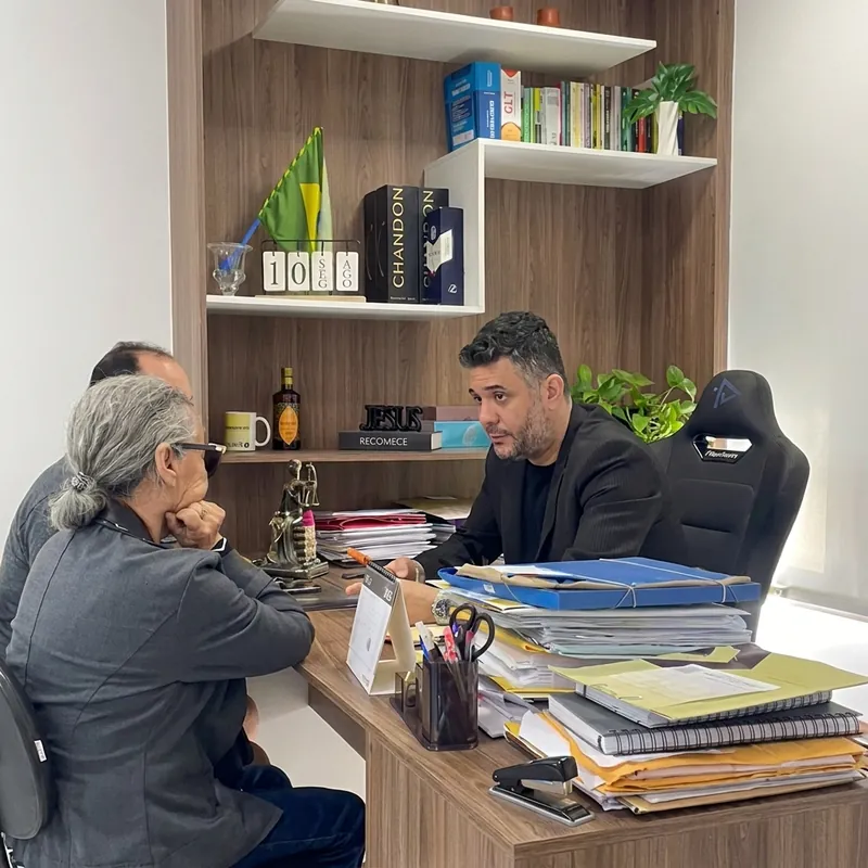 Dr. Tiago em atendimento com cliente no escritório