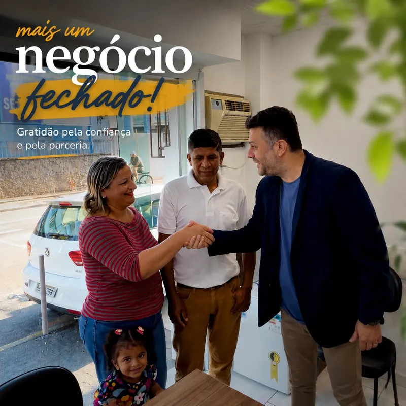 Dr. Tiago cumprimentando clientes após negócio fechado com gratidão